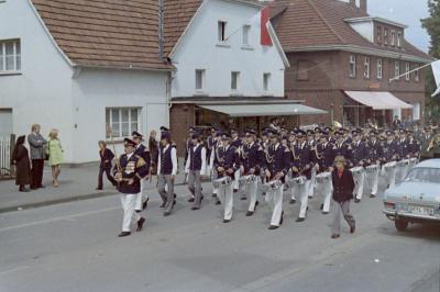 Unser Spielmannszug beim Schützenfest Langenberg im Jahr 1974 unter der Stabführung von Tambourmajor Hermann Brormann