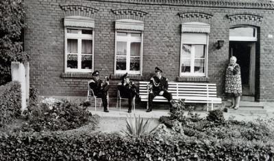 "Auszeit" beim Wecken im Jahr 1965. Unser Bild zeigt von rechts nach links: Frau Gertrud Hollenbeck sowie unsere Musiker Hubert Laukemper, Gerhard Schlepphorst und Heinz Schlepphorst. 