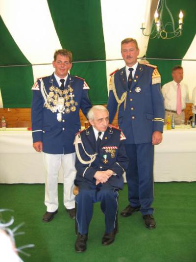 Am 17.07.2006 wurde unser Ehrenmitglied Theo Kohohnert (†) für 75 Jahre Mitgliedschaft in der St. Lambertus Schützenbruderschaft ausgezeichnet. Zu den ersten Gratulanen gehörten König Markus I. Krähenhorst und Tambourmajor Oberstleutnant Klaus Horstkemper.