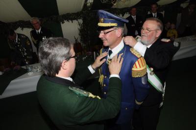 Zum 25-jährigen Dienstjubiläum wurde unserem Tambourmajor, Klaus Horstkemper, auf dem Langenberger Schützen- und Heimatfest am 18. Juli 2011 vom Bund der Historischen Deutschen Schützenbruderschaften das St. Sebastianus  Ehrenkreuz verliehen.
Das Foto ("Die Glocke", Ebert) zeigt von links nach rechts: Brudermeister Heinrich Baumhus, Klaus Horstkemper und Bezirksbundesmeister Hans Heitjohann bei der Verleihung.