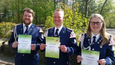 Herzlichen Glückwunsch! Wir gratulieren zum bestandenen D-Lehrgang des Volksmusikerbundes NRW. Von links: Patrick Hammelbeck D3, Christian Schulze D2 und Hannah Baumhus D2.