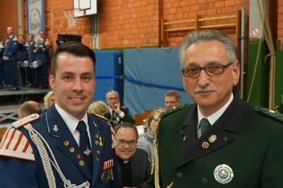 Beförderung und Gratulation! Oberst Peter Menze beförderte Stefan Hagemann während der Wintergeneralversammlung der St. Lambertus Schützenbruderschaft Langenberg am 28.01.2017 zum neuen Tambourmajor unseres Spielmannszuges.