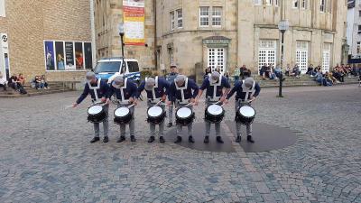 Das Red Icefield Drum Corps, eine Untergruppierung unseres Spielmannszuges, beteiligte sich erstmals an einem Wettbewerb und das ebenfalls im Rahmen des Deutschen Musikfestes in Osnabrück 2019. Dort wurde erstmals ein Drum Battle ausgericht. Gleich im ersten Anlauf wurde unser Drum Corps "DEUTSCHER VIZEMEISTER".
Herzlichen Glückwunsch!!! 