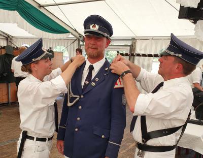 Daniel Vogelpohl wurde auf dem Schützenfest 2022 zum stellv. Tambourmajor befördert. Die neuen Schulterklappen wurden von Katharina Hagemann und Detlef Meier angebracht.